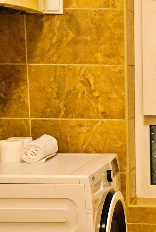 City Center Grand Apartment - Three-Bedroom, Free Parking Sarajevo Esterno foto