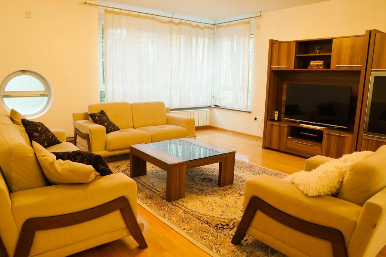 City Center Grand Apartment - Three-Bedroom, Free Parking Sarajevo Esterno foto