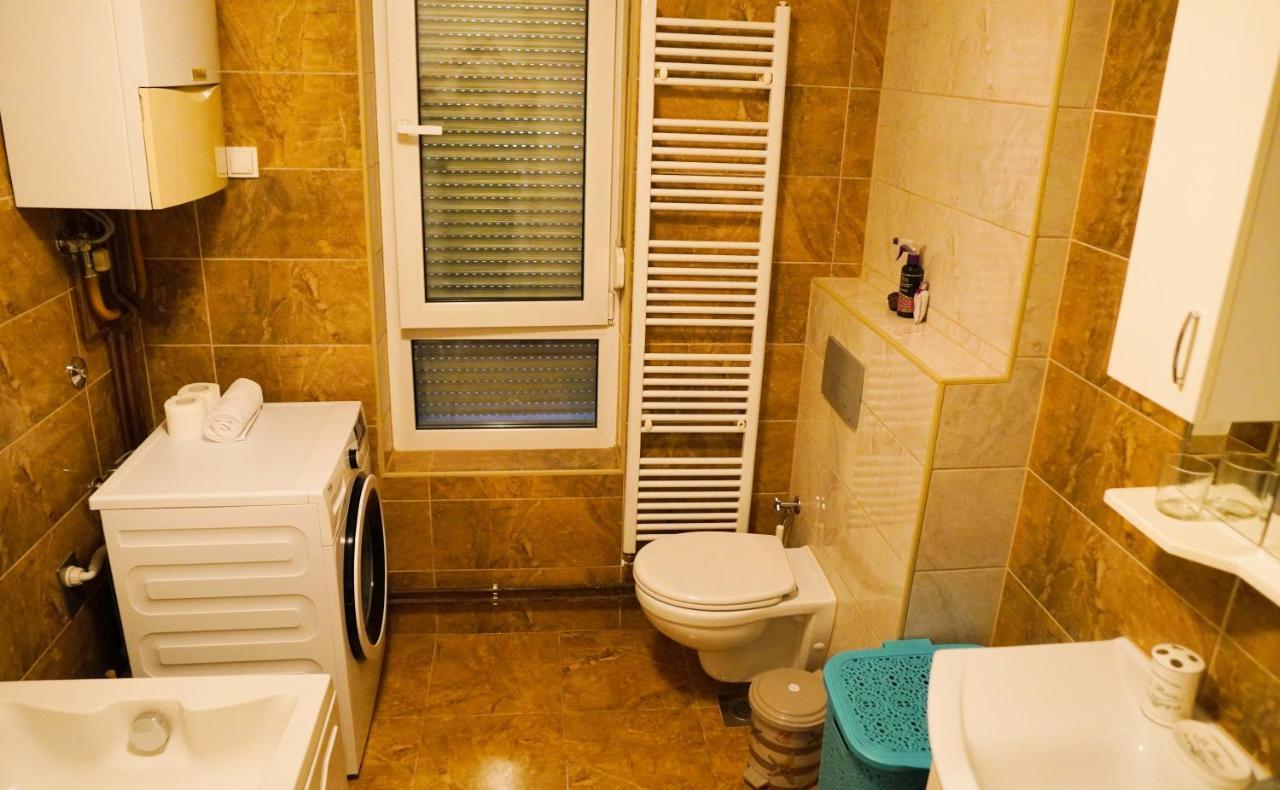 City Center Grand Apartment - Three-Bedroom, Free Parking Sarajevo Esterno foto