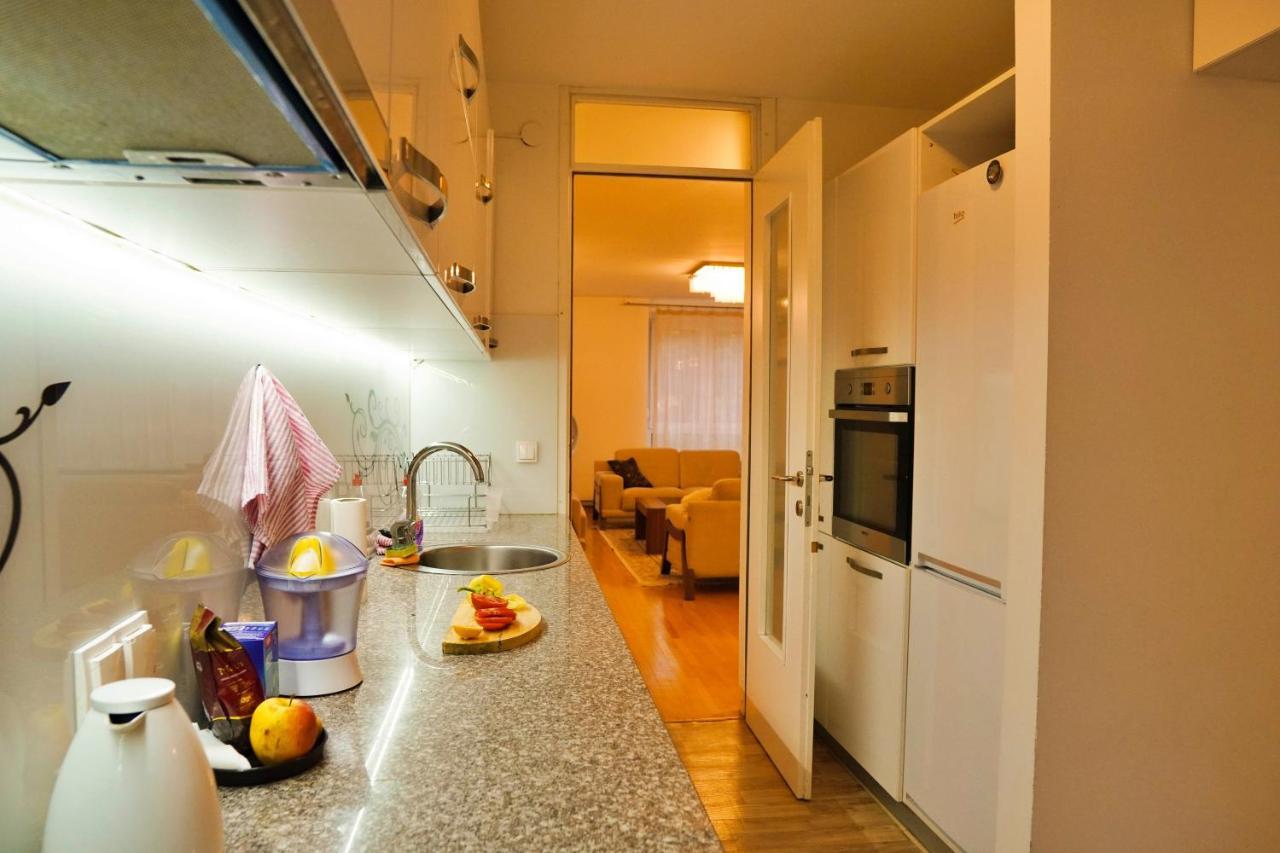 City Center Grand Apartment - Three-Bedroom, Free Parking Sarajevo Esterno foto