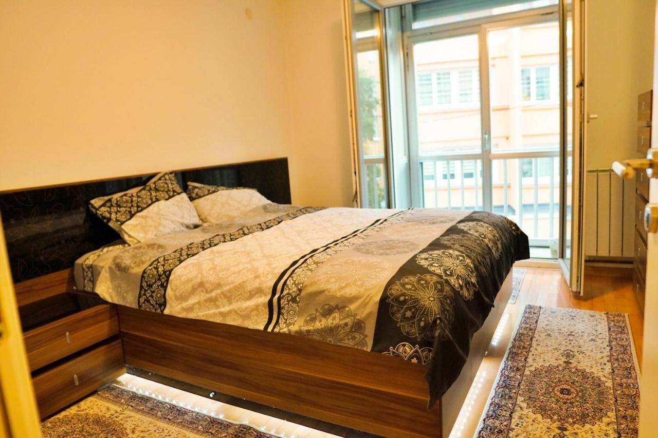 City Center Grand Apartment - Three-Bedroom, Free Parking Sarajevo Esterno foto