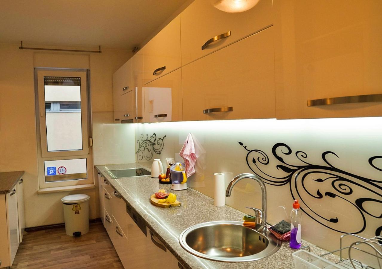 City Center Grand Apartment - Three-Bedroom, Free Parking Sarajevo Esterno foto
